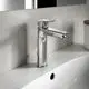 Chromene Waschtischarmatur von Ideal Standard mit einem flachen Auslauf und einem seitlichen Bedienhebel, montiert auf einem weißen Waschbecken.
